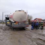 O cisternă cu motorină, în pericol să cadă de pe un trailer pe DN1A - Trafic restricționat pe ambele sensuri de mers