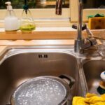 6 trucuri ca să scapi de petele dificile din casă - Soluții naturale pentru rugină, mucegai sau grăsime