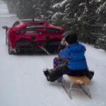 Aroganță și iresponsabilitate: sanie cu copii, trasă de Ferrari - VIDEO