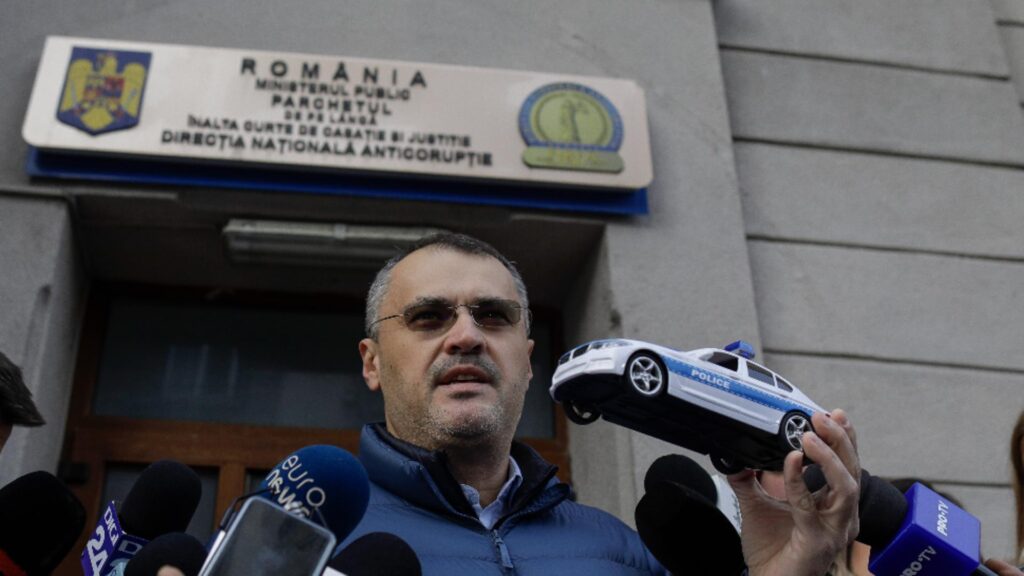 Manevra reziștilor după scandalul vaccinurilor. Cristian Ghinea, bătaie de joc la DNA: cu mașinuțe de jucărie în fața procurorilor 
