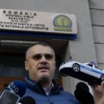 Manevra reziștilor după scandalul vaccinurilor. Cristian Ghinea, bătaie de joc la DNA: cu mașinuțe de jucărie în fața procurorilor 