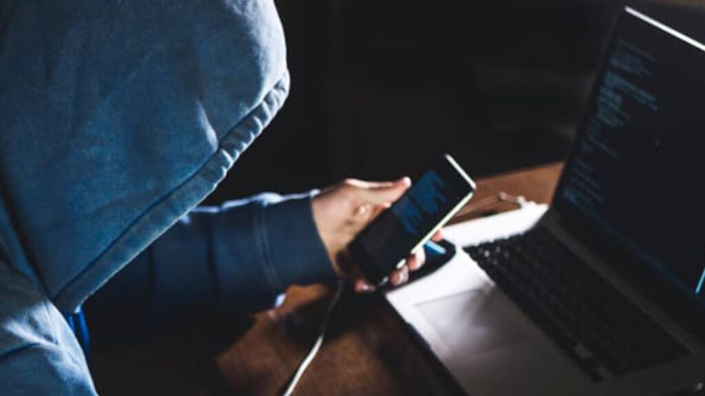 Mare atenție la mesajele primite de Crăciun - Hackerii au o nouă metodă prin care pot să vă fure banii din conturi