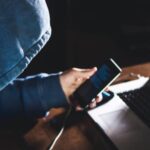 Mare atenție la mesajele primite de Crăciun - Hackerii au o nouă metodă prin care pot să vă fure banii din conturi