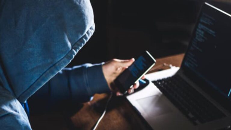 Mare atenție la mesajele primite de Crăciun - Hackerii au o nouă metodă prin care pot să vă fure banii din conturi