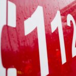 Impact violent în Harghita aproape de Praid: 2 victime după ce o dubă s-a izbit de un copac - Trafic dificil