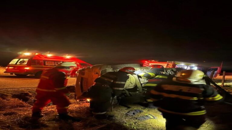 Plan roșu de accident rutier. Un autocar și un camion s-au ciocnit în apropiere de Scornicești