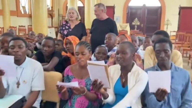 Colindul românesc a ajuns în inima Africii. Localnici din Burundi, surprinși cântând "Deschide ușa, creștine"