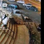 VIDEO. Momentul în care o femeie fură bradul de Crăciun din fața unui magazin din Dej și o rupe la fugă spre portbagajul mașinii