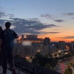 Trendul de pe TikTok care le pune tinerilor viața în pericol. Cățărări pe clădiri periculoase pentru câteva aprecieri