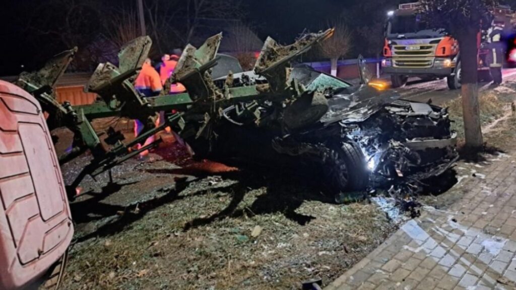 Accident înfiorător în județul Suceava. Un om a murit și alți 2 sunt grav răniți, după ce un autoturism s-a izbit de plugul unui tractor - FOTO
