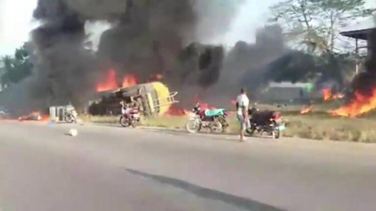 40 de morți după explozia unei cisterne cu combustibil - VIDEO cu momentul deflagrației devastatoare