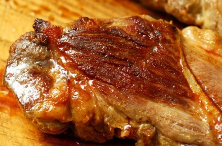 Friptură de porc fragedă și suculentă - Rețeta pentru masa de Crăciun