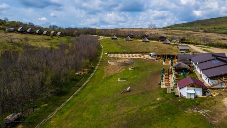 Nereguli uriașe la Ferma Dacilor. Prefect de Prahova: Nu avea autorizație de construcție. Avocatul Cuculis: E dovada că șefii ISU erau mână în mână cu cei de acolo