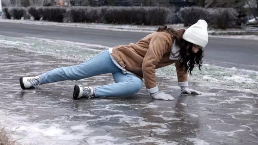 Iarna, sezonul fracturilor. Un medic ortoped te învață cum să te protejezi în timpul căzăturilor