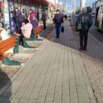 Dorel de Bacău a montat băncile din stațiile de autobuz cu spatele la stradă