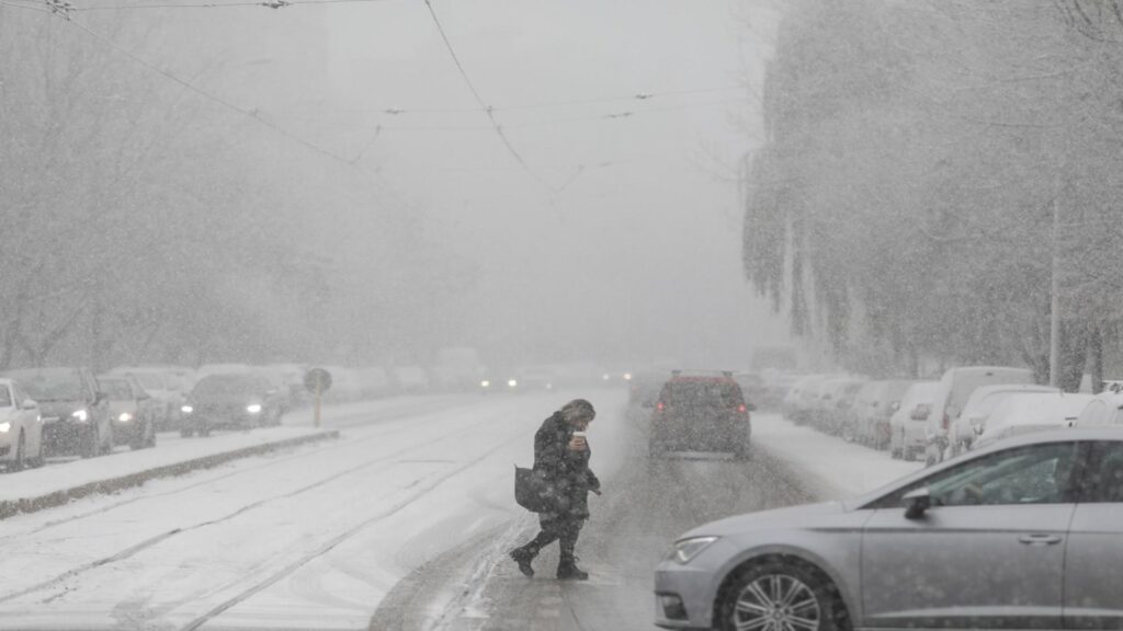 Schimbare radicală a vremii: încep ninsorile și în Capitală. De săptămâna viitoare, temperaturile cresc brusc