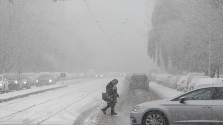 Schimbare radicală a vremii: încep ninsorile și în Capitală. De săptămâna viitoare, temperaturile cresc brusc