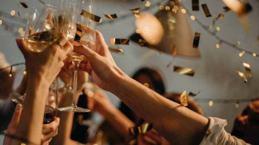 Tradiții și superstiții în noaptea dintre ani - De ce să ai bani în buzunar de Revelion