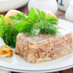 Cât de sănătoasă este, de fapt, piftia de curcan. Ce spun medicii despre alternativa la piftia de porc