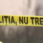 Șapte bărbați au intrat în casa unui tânăr de 22 de ani din Bacău, i-au distrus locuința, apoi l-au snopit în bătaie