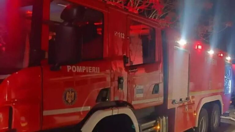 Incendiu într-un bloc din Argeș - O femeie de 90 de ani a fost găsită moartă