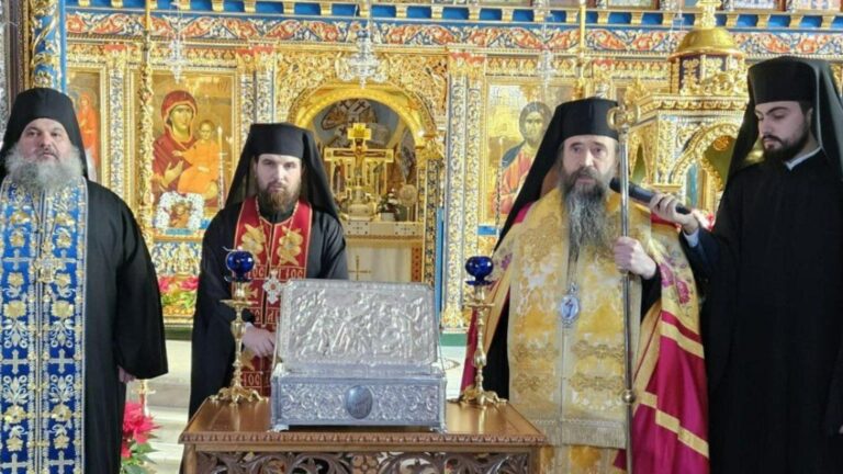 Pelerinaj istoric la Mănăstirea Pantocrator. Pentru prima dată în lume, femeile se pot închina la darurile primite de Pruncul Sfânt la naștere - VIDEO