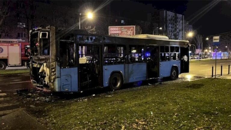 Autobuz STB, făcut scrum în Drumul Taberei. A ars complet în stație la Romancierilor      