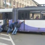 Tramvai împins de călători după ce s-a oprit în mijlocul unei intersecții din Timișoara - VIDEO