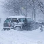 O familie cu 4 copii a rămas blocată cu mașina în zăpadă în Alba - Jandarmii au intervenit cu dificultate
