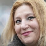 Cascadorii râsului. Diana Șoșoacă, în pas de defilare, crezându-se președintele României: moment penibil, la Iași - VIDEO