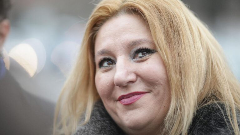 Cascadorii râsului. Diana Șoșoacă, în pas de defilare, crezându-se președintele României: moment penibil, la Iași - VIDEO