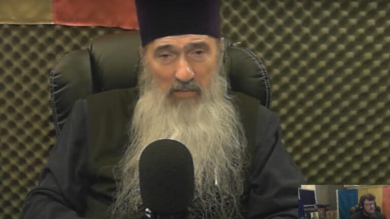 ÎPS Teodosie: Fumătorul care bea aghiasmă este considerat păgân. Femeile în perioada de necurăție nu pot să bea aghiasmă