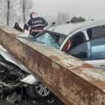 Un mort și 2 răniți după ce un limitator de înălţime s-a prăbușit peste o mașină, în Olt. Limitatorul, implicat într-un incident și în 2023
