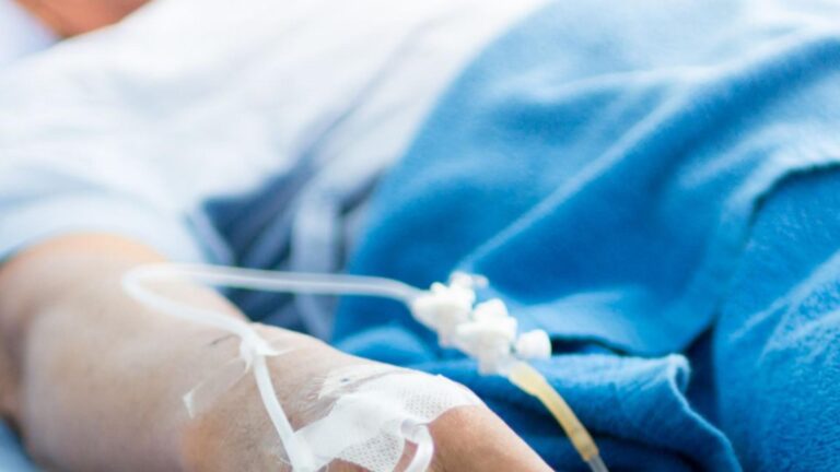 Caz șocant la un spital din Iași. O bătrână ar fi murit după ce a căzut din pat și n-a ajutat-o nimeni
