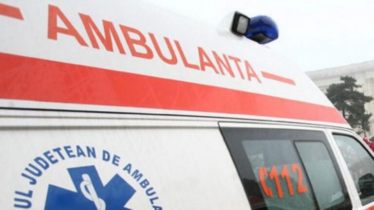 Accident mortal, în Bistrița Năsăud. Un bătrân a fost lovit violent de o ambulanță. Trupul, proiectat la câțiva metri distanță