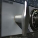 Metoda incredibilă prin care hoții au furat un seif dintr-un apartament. Cum l-au păcălit pe proprietar să părăsească locuința
