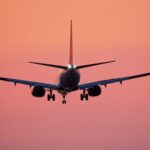 Unul dintre geamuri unui avion s-a spart în timpul zborului! Momente de panică printre pasageri - VIDEO