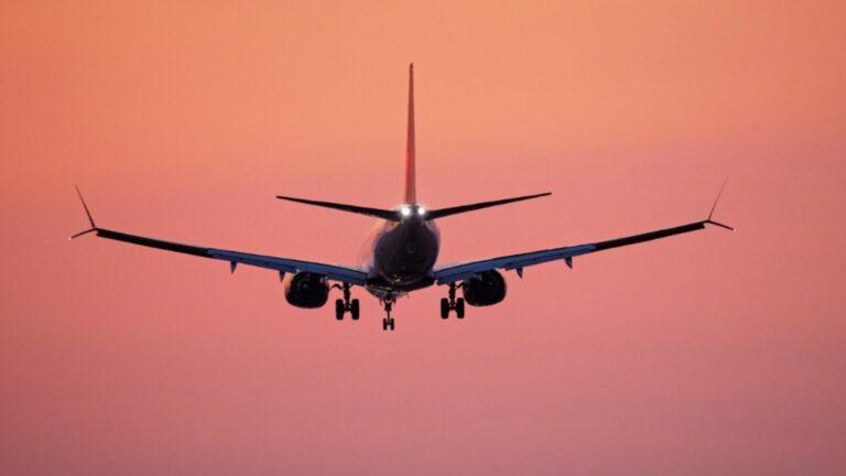 Unul dintre geamuri unui avion s-a spart în timpul zborului! Momente de panică printre pasageri - VIDEO