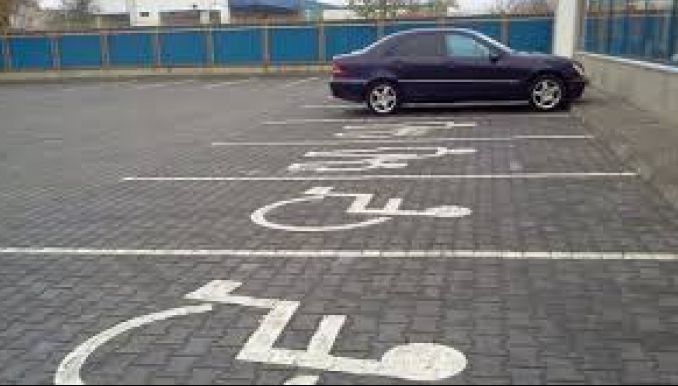 Bani de carburant de la guvern pentru persoanele cu diabzilități. Cât ar putea primii românii cu handicap