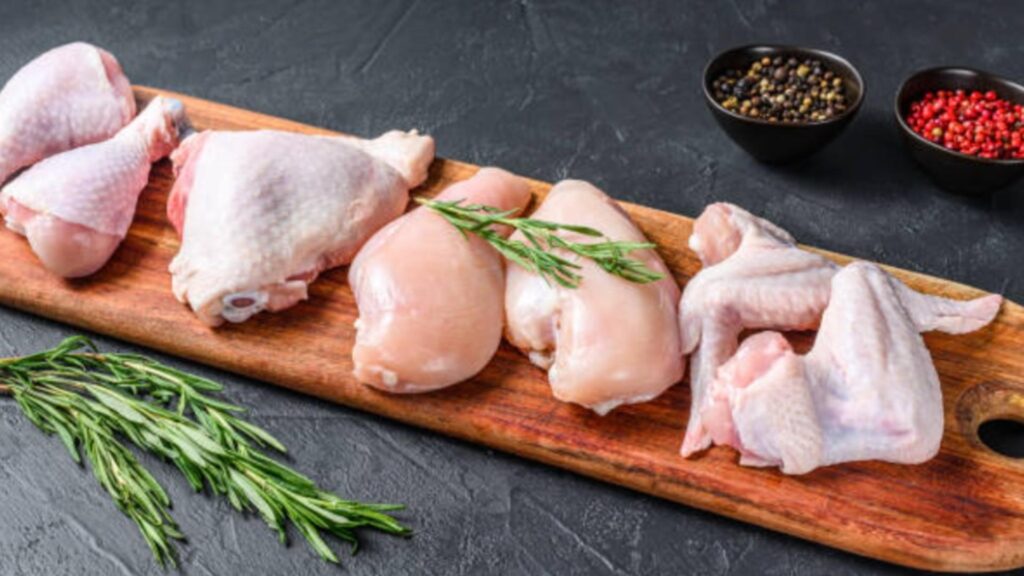 Marea manipulare: Carne de pui din Ucraina, vândută cu etichetă românească. Multinaționalele sunt acuzate că vor falimentarea fermierilor români