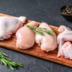 Marea manipulare: Carne de pui din Ucraina, vândută cu etichetă românească. Multinaționalele sunt acuzate că vor falimentarea fermierilor români