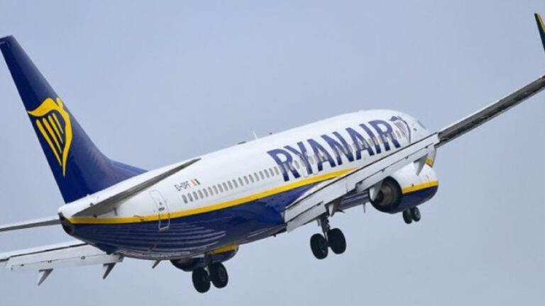 Un zbor Ryanair în drum spre Insulele Canare a aterizat în Portugalia, din cauza unor pasageri turbulenţi. O persoană, arestată, alte 7 date jos din aeronavă