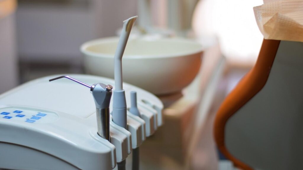 Caz demn de filme, într-o comună de lângă București. Fals dentist, a scos măsele în gabinetul soției bolnave psihic