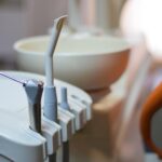 Caz demn de filme, într-o comună de lângă București. Fals dentist, a scos măsele în gabinetul soției bolnave psihic