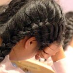 O elevă de clasa a V-a din Râmnicu Vâlcea a adus o sticlă de vin la școală să le facă cinste colegilor