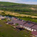 Un faimos bucătar făcea reclamă la Ferma Dacilor: „Un loc fain tare, în inima naturii”