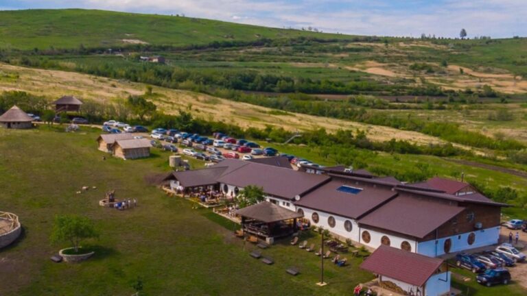 Patronul de la Ferma Dacilor, ACUZAT de alte combinații - Complexul, construit ilegal pe o parte din terenul unui localnic