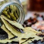 Ai frunze de dafin prin casă? Pune-le pe calorifer! O să ai parte de o surpriză