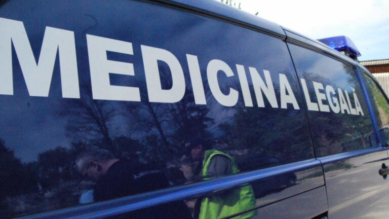 Tânăr de 21 de ani găsit mort pe un teren viran din județul Arad. Corpul victimei prezenta urme de violență