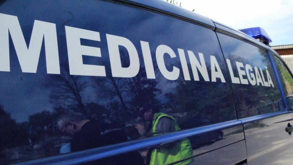 Tânăr de 21 de ani găsit mort pe un teren viran din județul Arad. Corpul victimei prezenta urme de violență